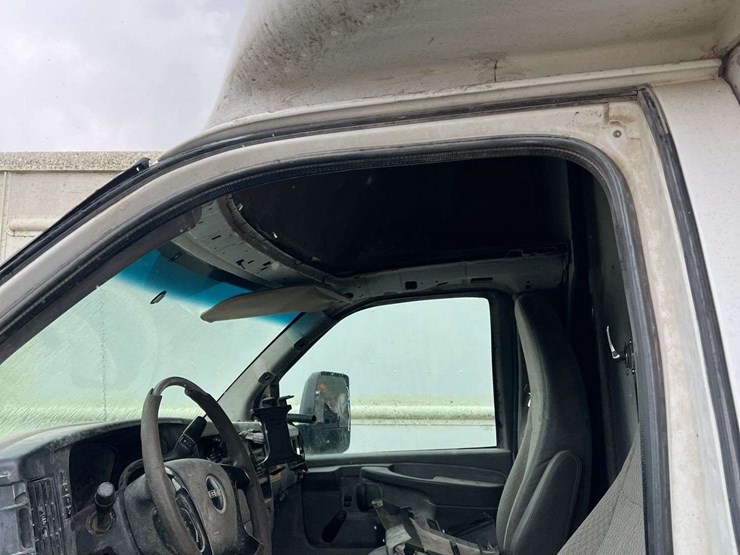 2013-gmc-3500-image-22