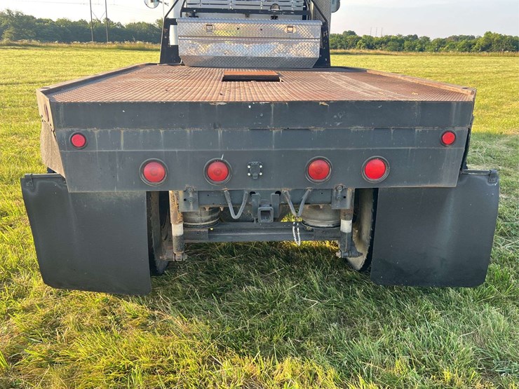 international-semi-with-flatbed-image-4