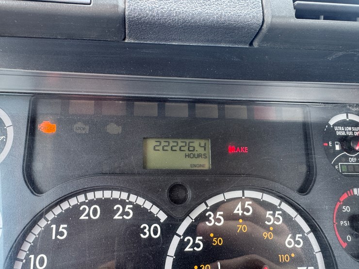 #6246-•-2011-freightliner-cascadia-semi-tractor-(has-wi-title)-image-97
