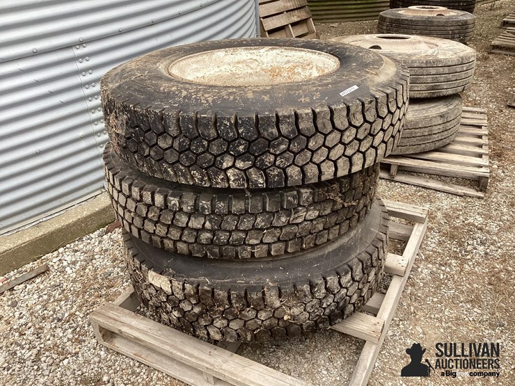 11r22.5-tires-&-rims-image-6