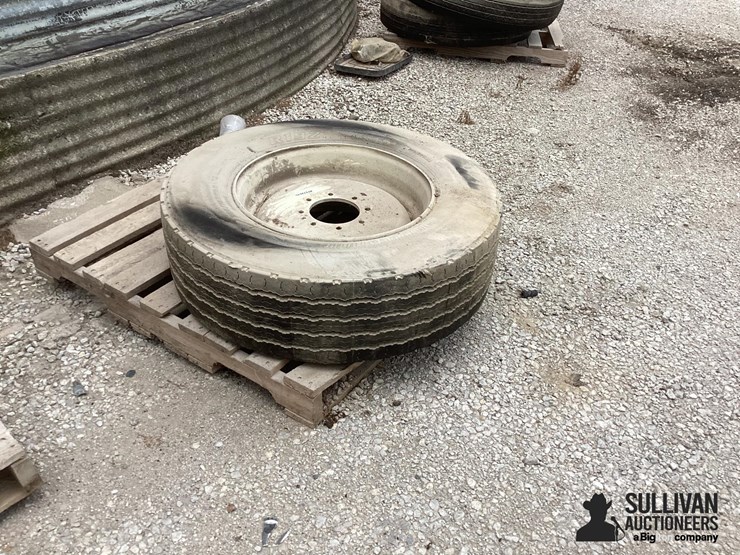 305/70r22.5-tire-&-rim-image-7