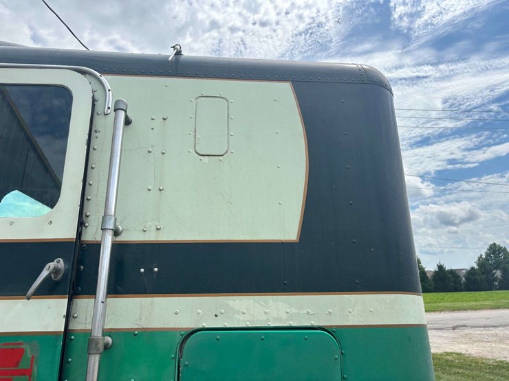 white-freightliner-cabover-semi-image-18