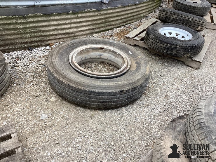 11r24.5-tire-&-rim-image-3