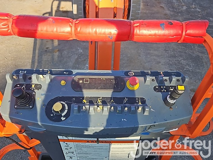2004-jlg-e300ajp-image-40