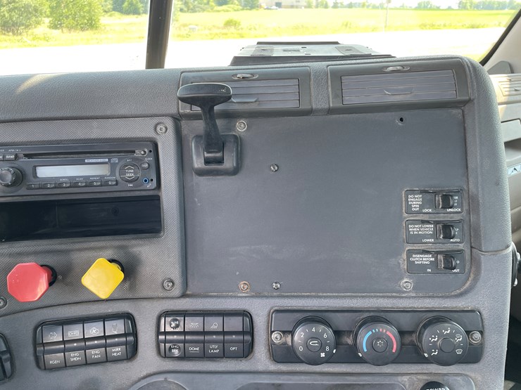 #6246-•-2011-freightliner-cascadia-semi-tractor-(has-wi-title)-image-35