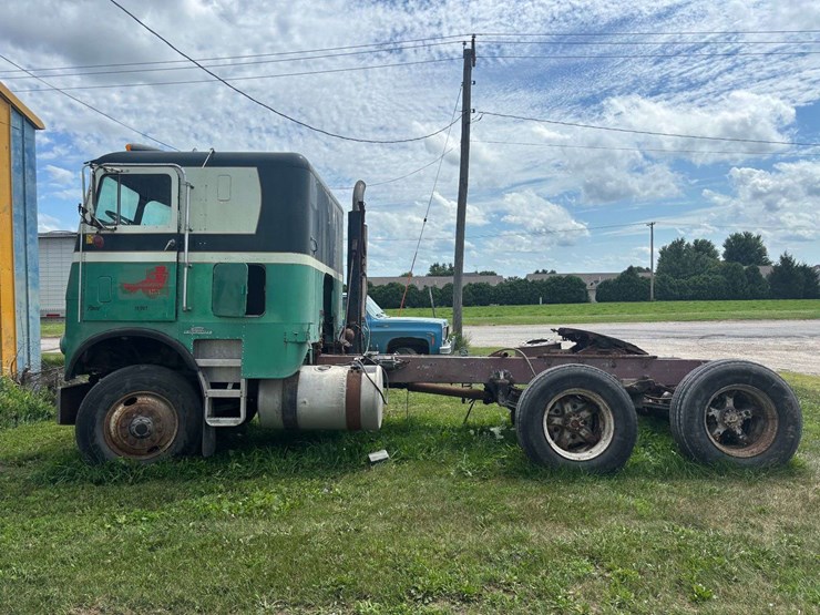 white-freightliner-cabover-semi-image-7