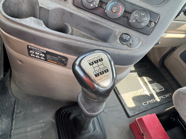 #6246-•-2011-freightliner-cascadia-semi-tractor-(has-wi-title)-image-99
