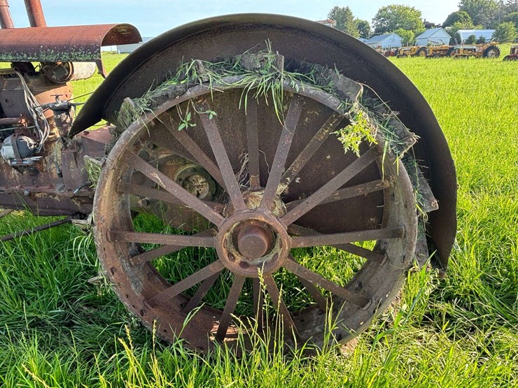 huber-4-cylinder-tractor-image-39