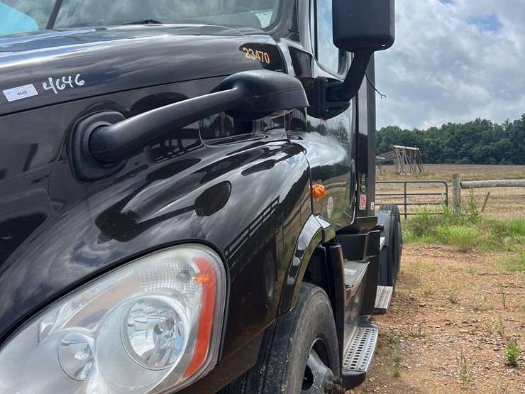 2018-freightliner-t/a-daycab-truck-*inop-image-9