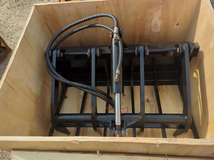 mini-skid-steer-attachment---38"-cfg-industrial-m-hgb-hydraulic-grapple-image-3