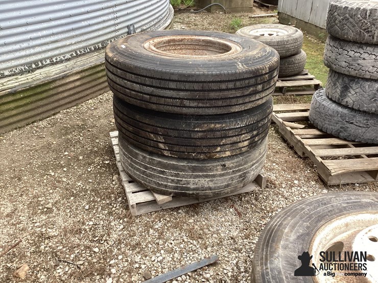 11r22.5-tires-&-rims-image-3