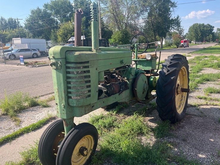 antique-john-deere-tractor-image-1