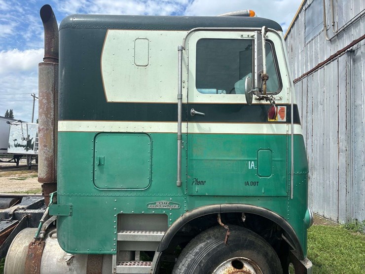 white-freightliner-cabover-semi-image-61