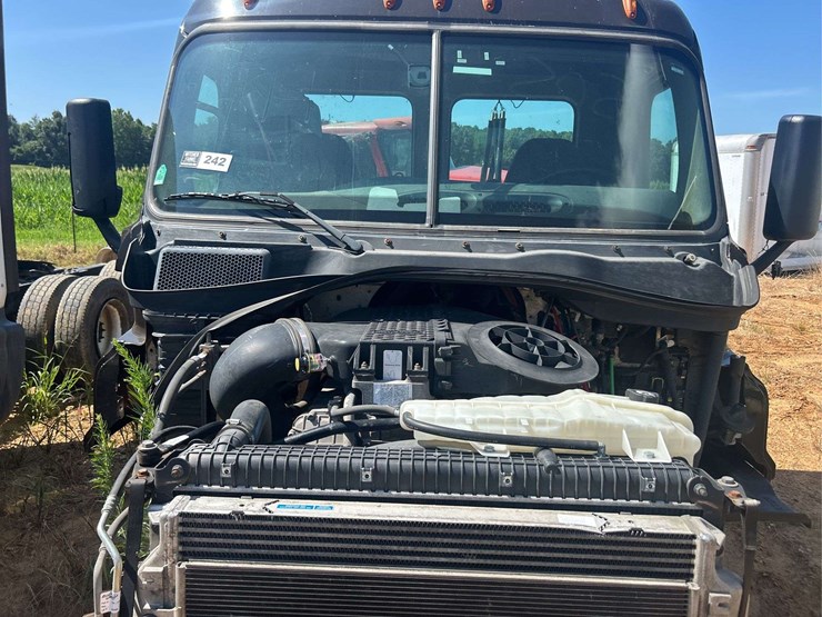 2017-freightliner-daycab-truck-front-cut-off-*inop-image-7