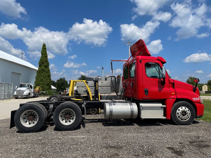 #6246-•-2011-freightliner-cascadia-semi-tractor-(has-wi-title)-image-5