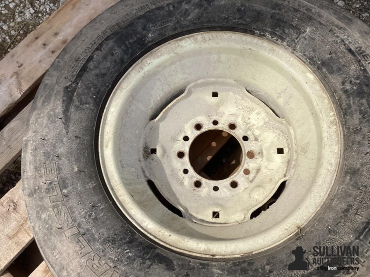 11l-15-tire-&-rim-image-11