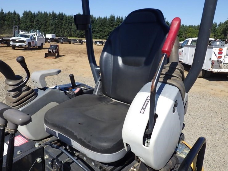 2019-deere-17g-image-19