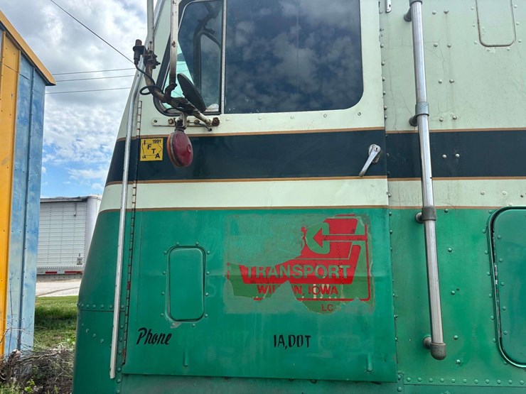 white-freightliner-cabover-semi-image-16