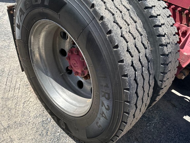 2002-volvo-tandem-axle-road-tractor-image-9