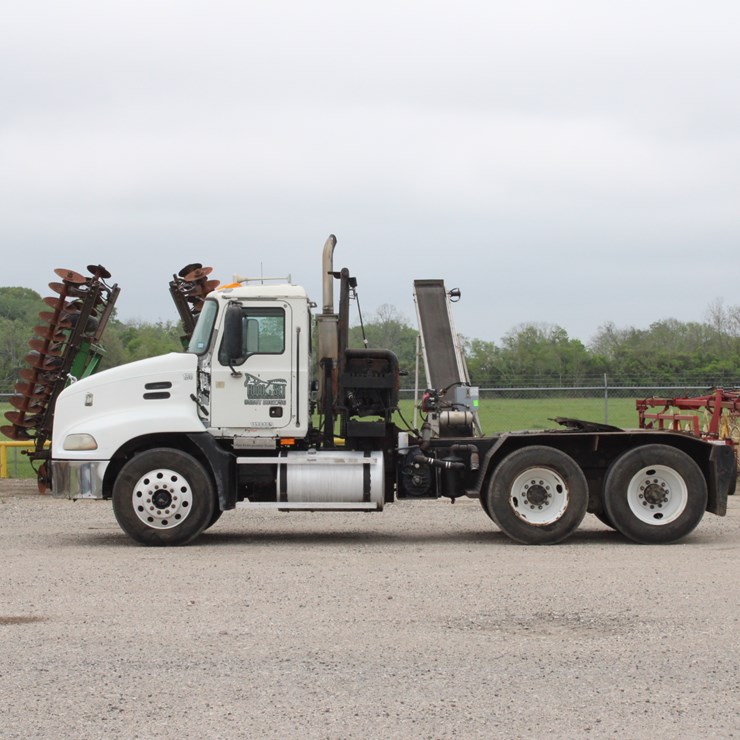 #2202 • 2006 Mack CXN613 Truck