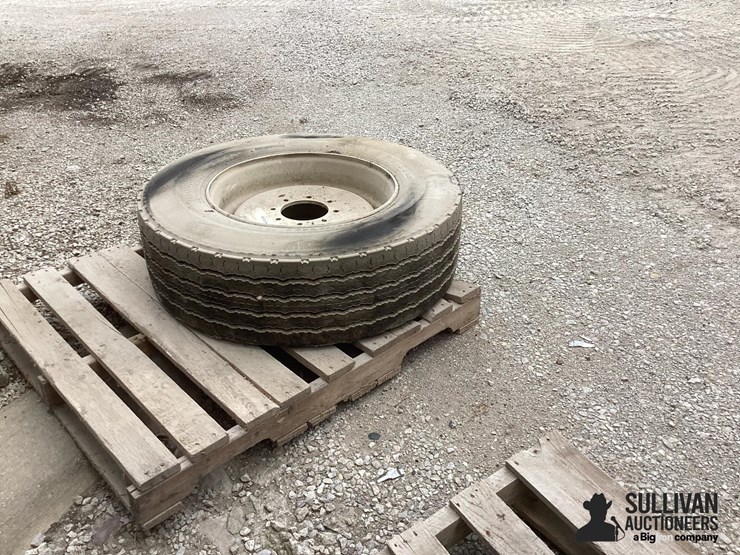 305/70r22.5-tire-&-rim-image-11
