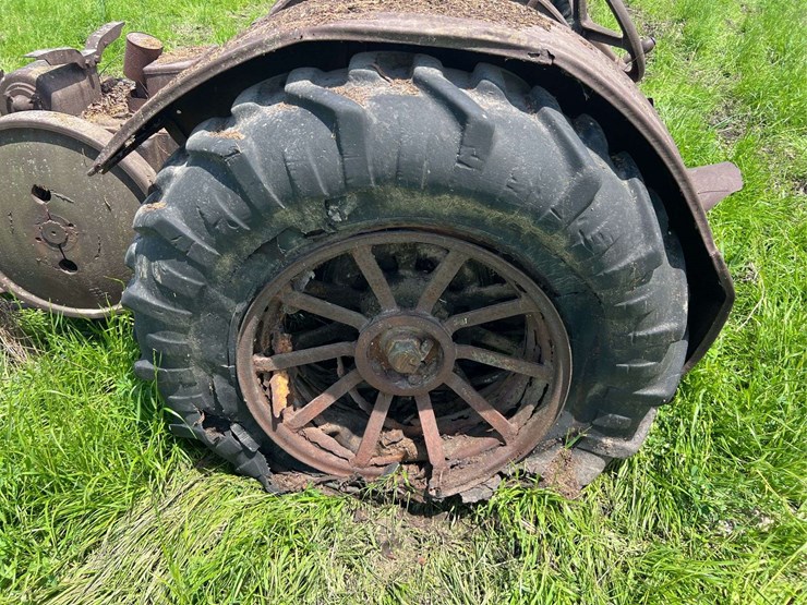 john-deere-unstyled-model-d-image-30