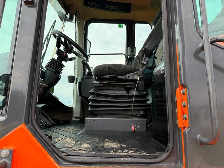 2017-doosan-dl220-5-image-44