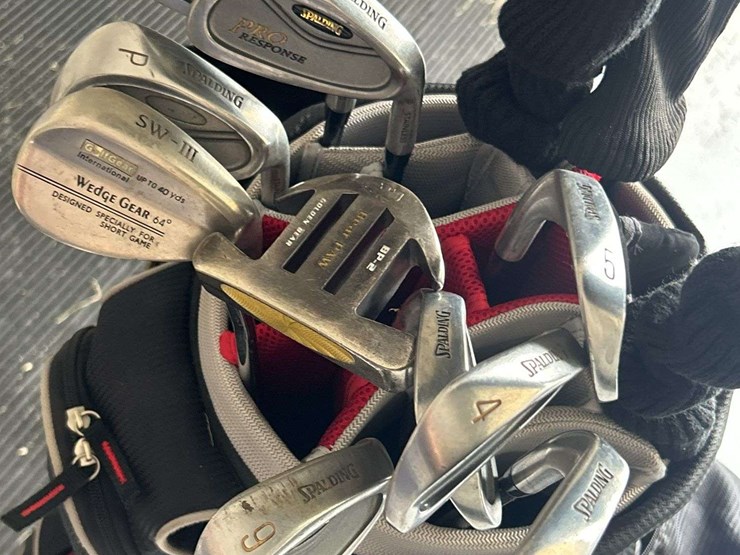 budweiser-golf-bag-&-spalding-clubs-image-3