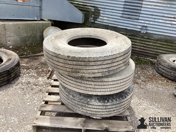 11r17.5-tires-&-rims-image-3
