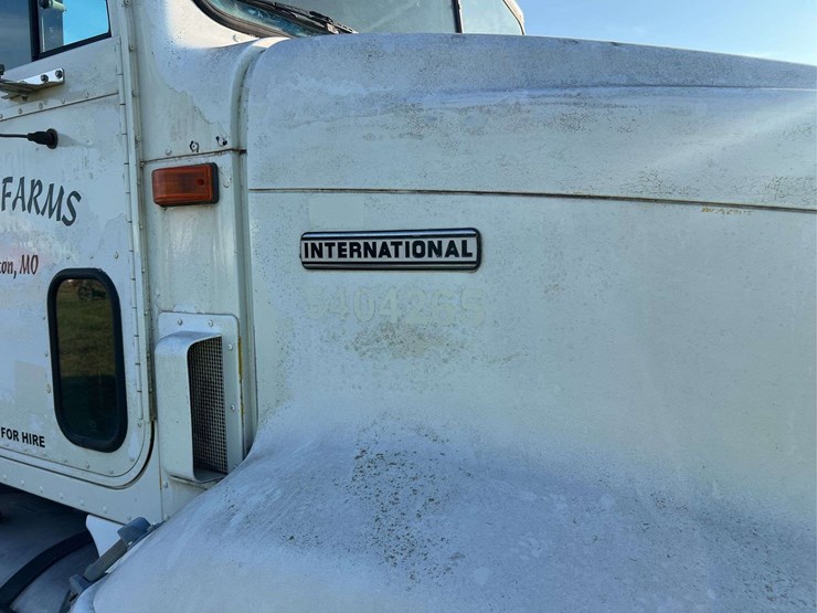 international-semi-with-flatbed-image-78