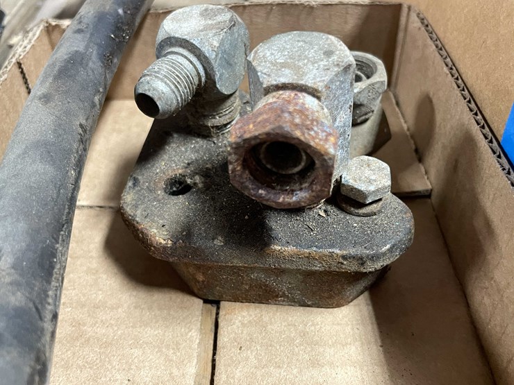 #2118-•-hydraulic-manifolds-and-hoses-(cw)-image-2