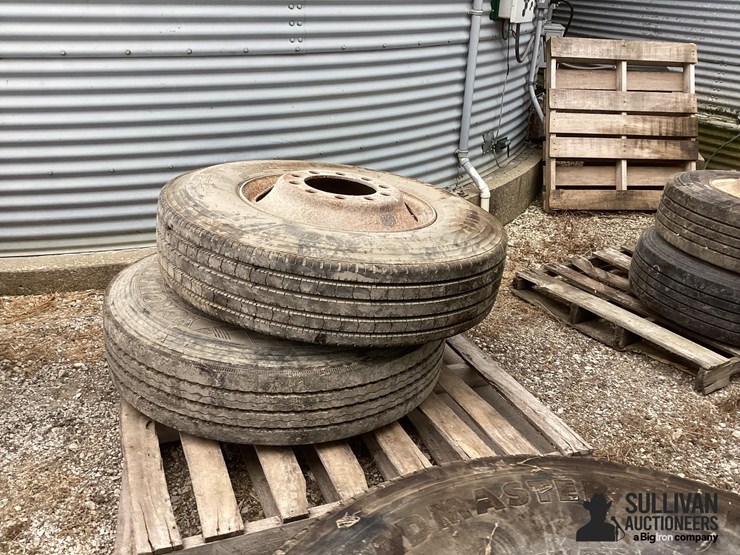 11r22.5-tires-&-rims-image-3
