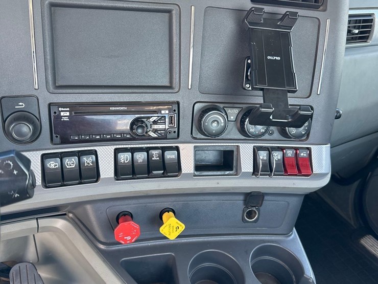 2020-kenworth-t880-image-15