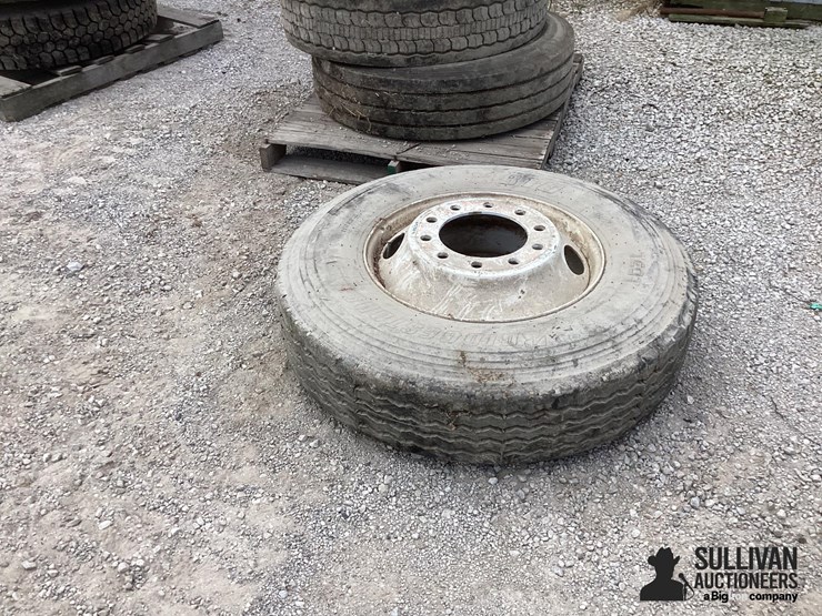 11r22.5-rim-&-tire-image-10