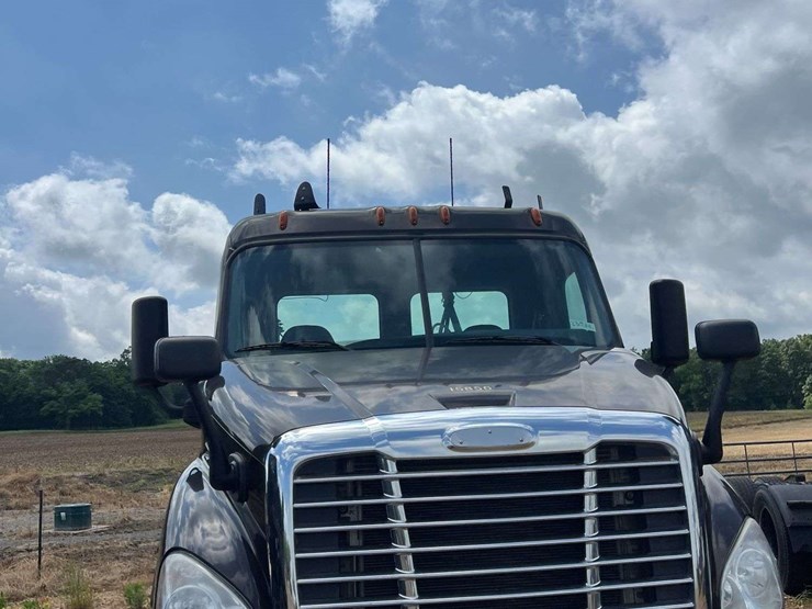 2017-freightliner-s/a-daycab-truck-*inop-image-6