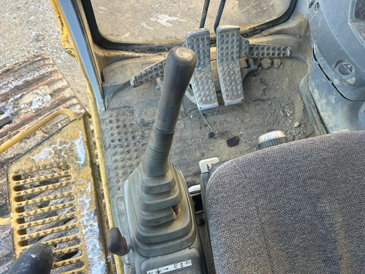 2005-deere-450-lc-image-61