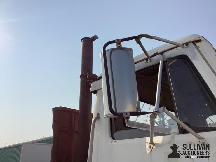 1980-international-2275-s/a-flatbed-truck-image-15