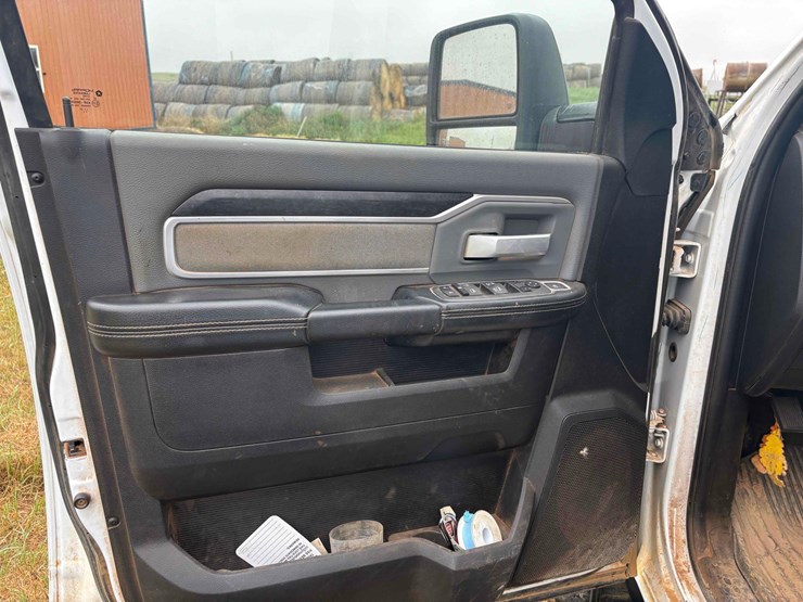 2023-ram-3500-pickup-image-18