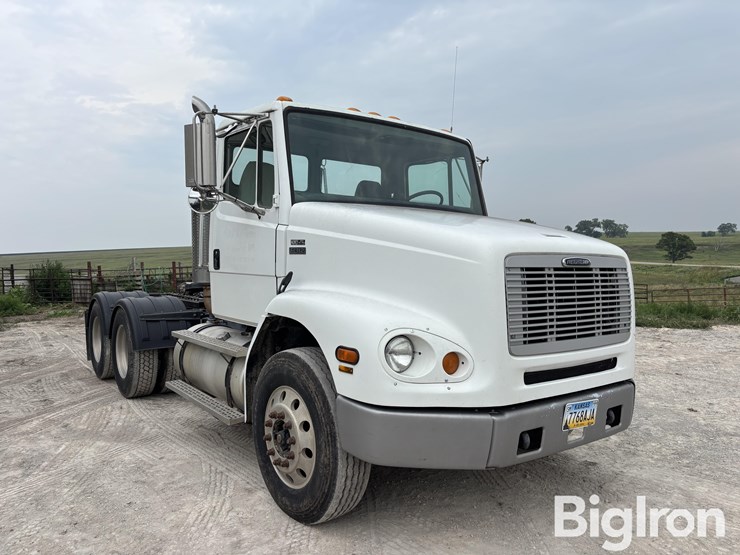 2000-freightliner-fl112-image-3