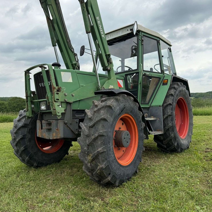 One Owner Fendt 305 LSA with Loader