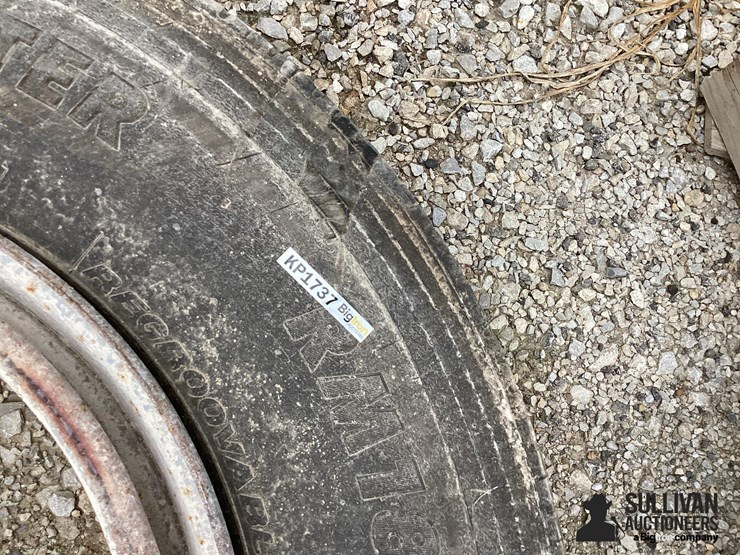11r24.5-tire-&-rim-image-13