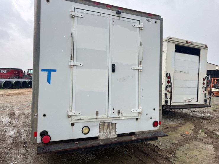 2013-gmc-3500-image-12