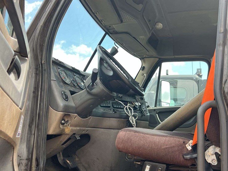 2018-freightliner-t/a-daycab-truck-*inop-image-23