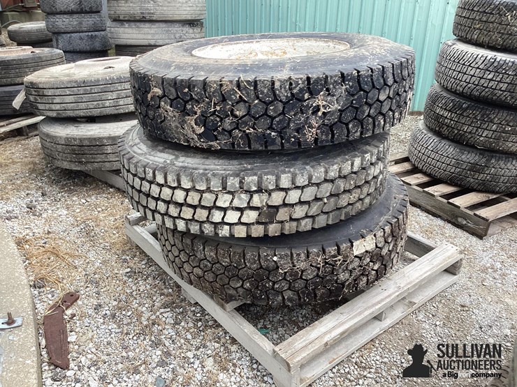 11r22.5-tires-&-rims-image-5