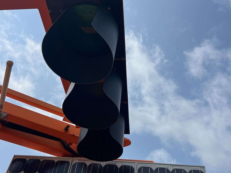 s/a-trailer-mounted-traffic-light-image-11