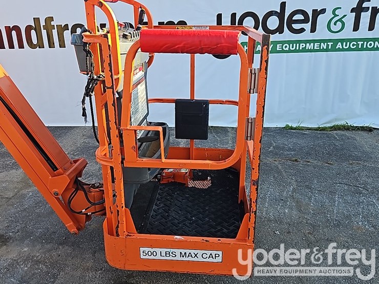2004-jlg-e300ajp-image-38