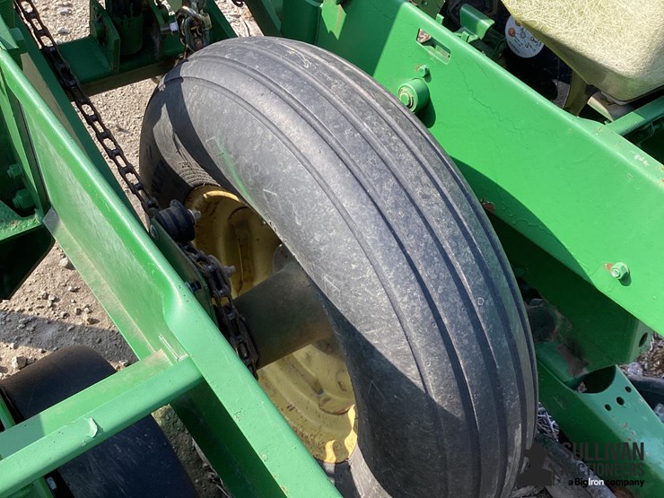 john-deere-2r30"-3-pt-planter-image-15