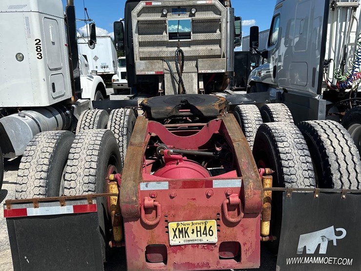 2002-volvo-tandem-axle-road-tractor-image-11