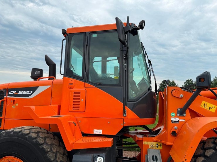 2017-doosan-dl220-5-image-12