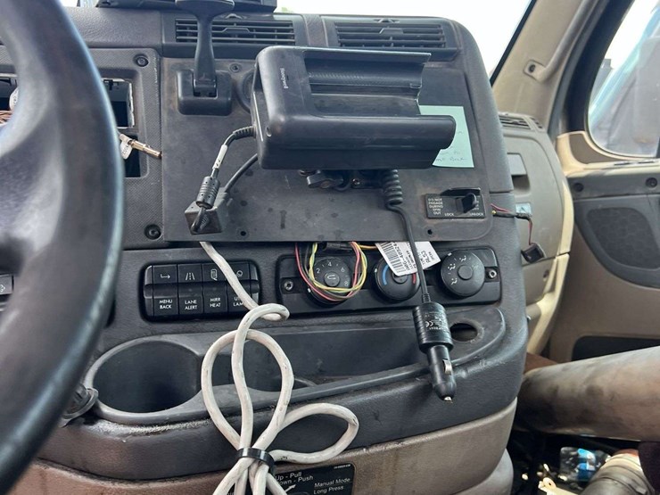 2018-freightliner-t/a-daycab-truck-*inop-image-26